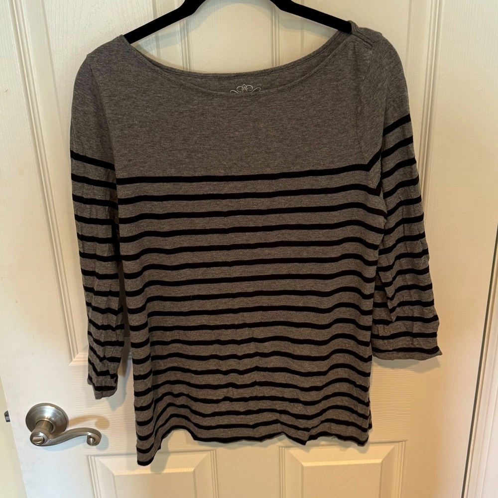 3/4 sleeve black and gray striped top